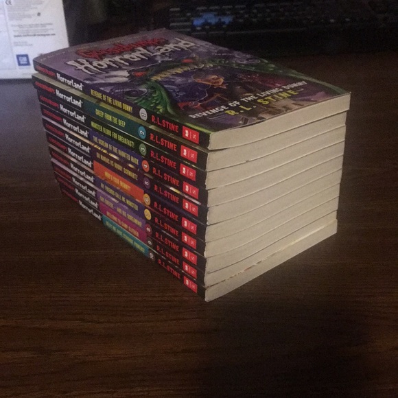 GOOSBUMPS HORRORLAND SET OF 10 PAPERBACKS FROM THE SERIES MASTERS OF FRIGHT - Picture 12 of 12